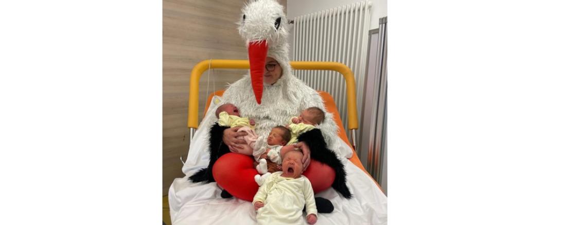„Storch“ Nadine Eubel-Riedelsheimer mit vier der fünf Faschings-Babys.
