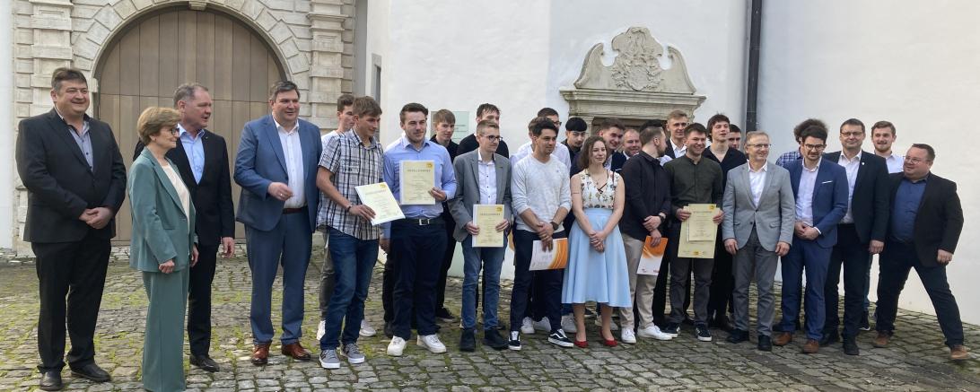 Die Freude ist groß bei den jungen Gesellinnen und Gesellen des Elektrohandwerks aus dem Kreis der Innung für Elektro- und Informationstechnik Donau-Ries / Berufsschule Nördlingen.