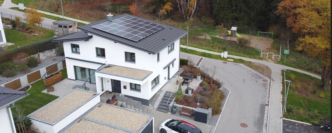 Nachhaltig in die Zukunft: Neubauten mit Photovoltaikanlagen können die neuen Regelungen des Solarspitzengesetzes für einen höheren Eigenverbrauch nutzen. 