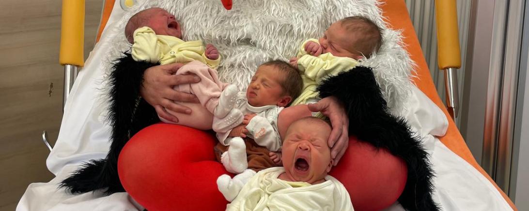 „Storch“ Nadine Eubel-Riedelsheimer mit vier der fünf Faschings-Babys.