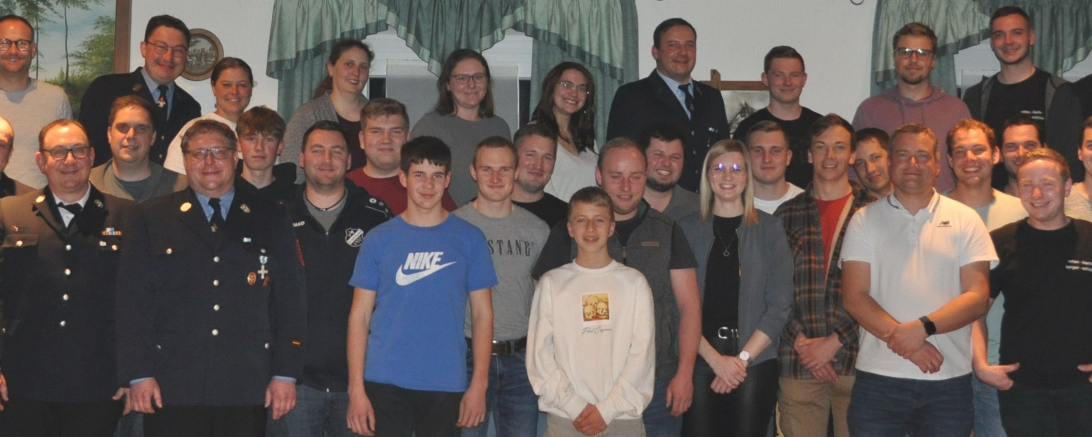 Die Helferinnen und Helfer der Freiwilligen Feuerwehr, welche die Fluthelfer-Nadel 2024 erhalten haben.