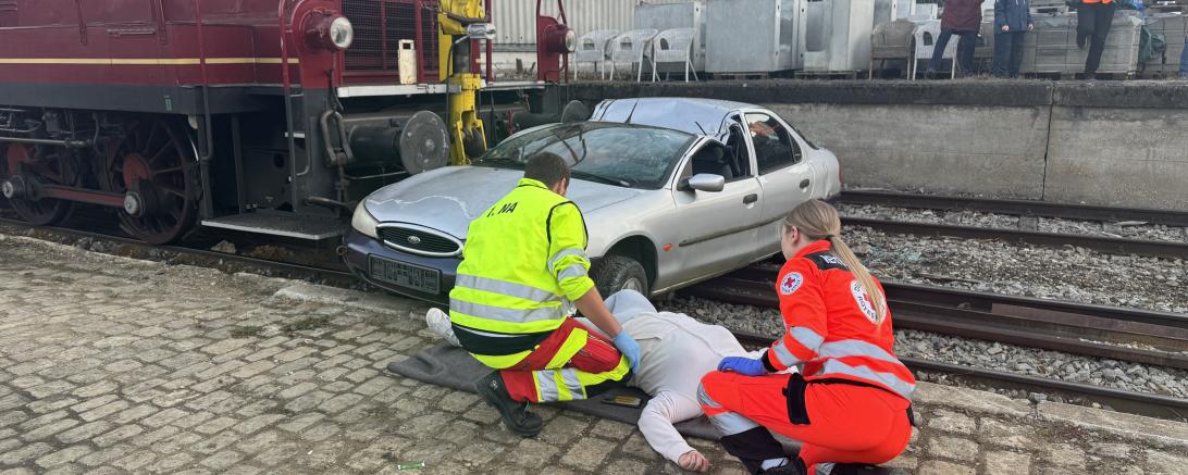 In Nördlingen üben Einsatzkräfte von Feuerwehr, Rotem Kreuz und THW einen großen Einsatz. Simuliert wird ein Szenario, bei dem ein Zug mit einem Auto kollidiert. 