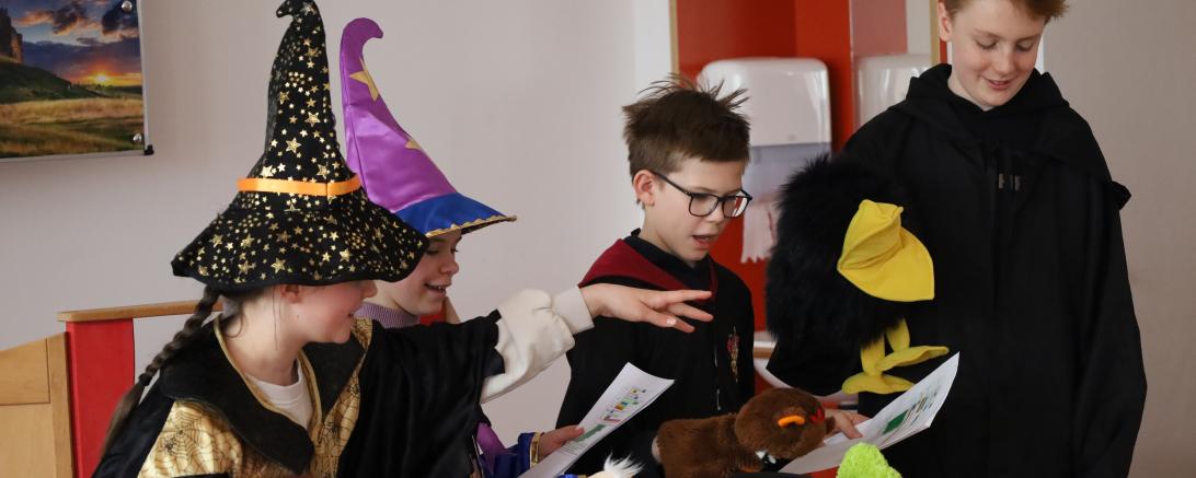 In das englische, lateinische, französische und italienische Vokabular aus der Zaubererwelt wurde von Fünft- und Siebtklässlern eingeführt. 