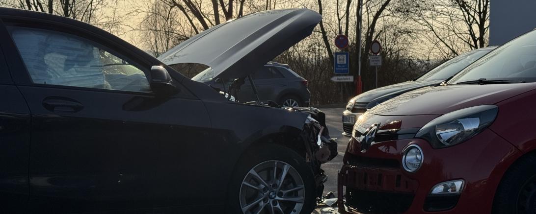 Das Bild zeigt beschädigte Fahrzeuge.