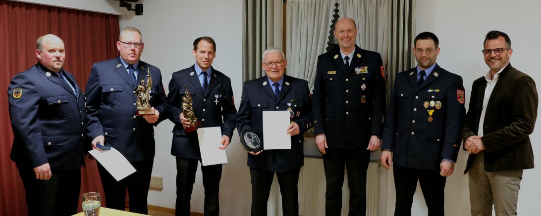 Auf dem Bild zu sehen (von links): 2. Kommandant Tobias Stefan, Michael Schober, Christoph Gerstmeir, Ehrenkommandant Michael Förg, Stadtbrandinspektor Alexander Zobel, 1. Kommandant u. Vorstand Alexander Wild, Oberbürgermeister Jürgen Sorré.