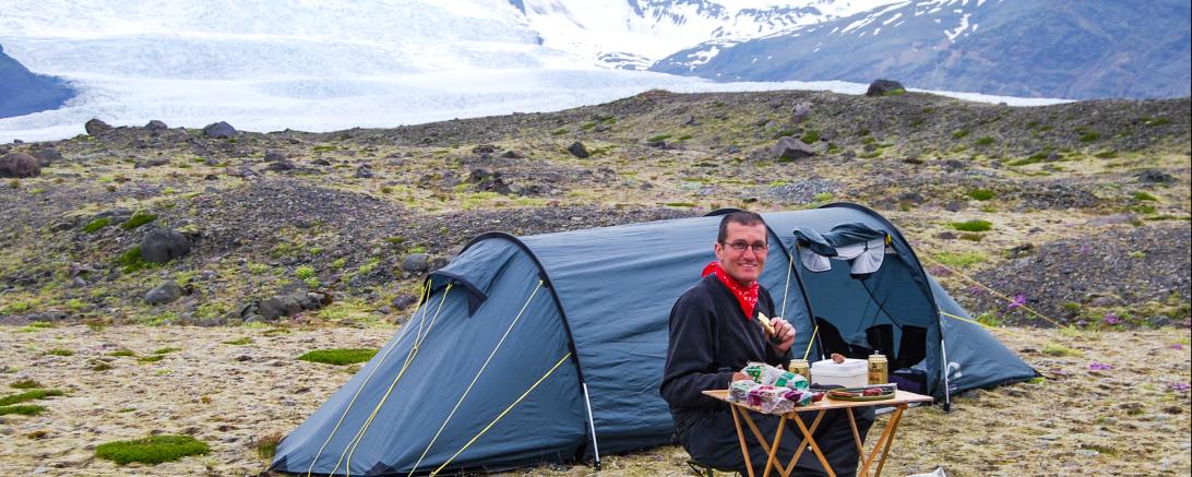 Der Schernfelder Motorradreisende Peter Schuster hätte sich für seine erste Übernachtung in Island keinen schöneren Lagerplatz wünschen können.