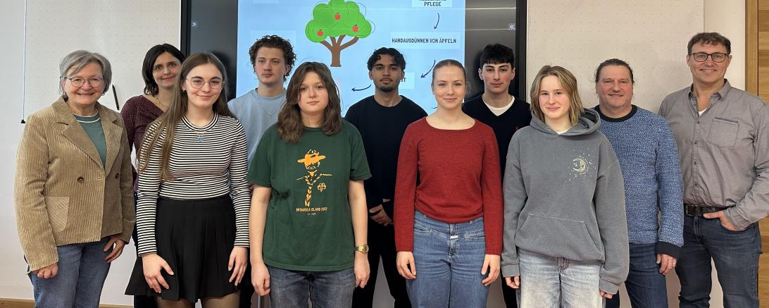 Das Bild zeigt (von links) Claudia Dahl (stellv. Schulleiterin), Lena Pollak (betreuende Lehrkraft), Amelie Kloster, Leander Jaumann, Helen Ruf, Deniz Öztürk, Hanna Bober, Eymen Üstün, Jule Beck, Holger Biller (Klimaschutzmanager Stadt Nördlingen), Jürgen Christ (betreuende Lehrkraft).