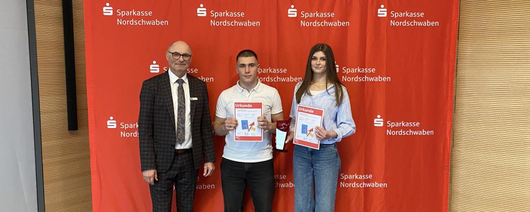 Unser Bild zeigt von links Leiter der Wertpapierabteilung der Sparkasse Donauwörth, Wolfgang Hirsch und das Siegerteam „SD auf die 1“ mit David Wolf und Sophie Lindner.