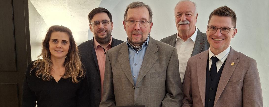 Oberbürgermeister David Wittner verabschiedet gemeinsam mit Alt-Oberbürgermeister Hermann Faul, dem Sachgebietsleiter der Bauverwaltung Marco Kurz und Personalchefin Michaela Eisele Hermann Häfele nach mehr als 40 Jahren engagierter Tätigkeit in der Stadtverwaltung in die Freizeitphase seiner Altersteilzeit.