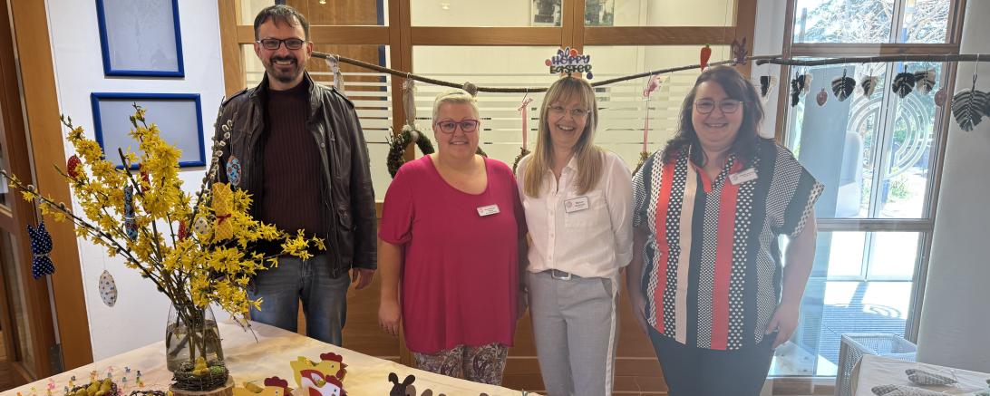 Erster Osterbasar Im Seniorenheim Wemding mit: Bürgermeister Dr. Martin Drexler, Sonja Wurm-Blesak Einrichtungsleitung, Marion Schmidt und Jelena Brückel Verwaltung.