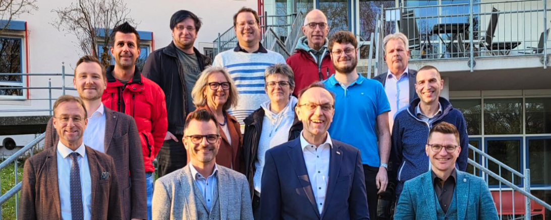 Neu gewählte Vorstandschaft des BRK-Kreisverbandes Nordschwaben. Auf dem Bild fehlen Christoph Marx (Leiter Kreiswasserwacht), Franziska Rauh (stv. Leiterin der Jugendarbeit) und André Weiß (stv. Kreisbereitschaftsleiter) v.l.n.r. hinten: Sebastian Burkhardt, Benjamin Schäfer, Norbert Jawansky, Michael Häcker, Sandro Weber; v.l.n.r. Mitte: Prof. Dr. Christian Kanth, Monika Albinger, Birgit Baier, Marco Korhammer, Arthur Lettenbauer; v.l.n.r. vorne: Wolfgang Fackler MdL, Jürgen Sorré, Johann Natzer, David Wi