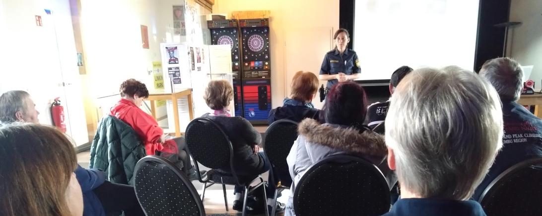 Polizeihauptmeisterin Sabrina Trieb klärt über Betrugsmaschen auf.