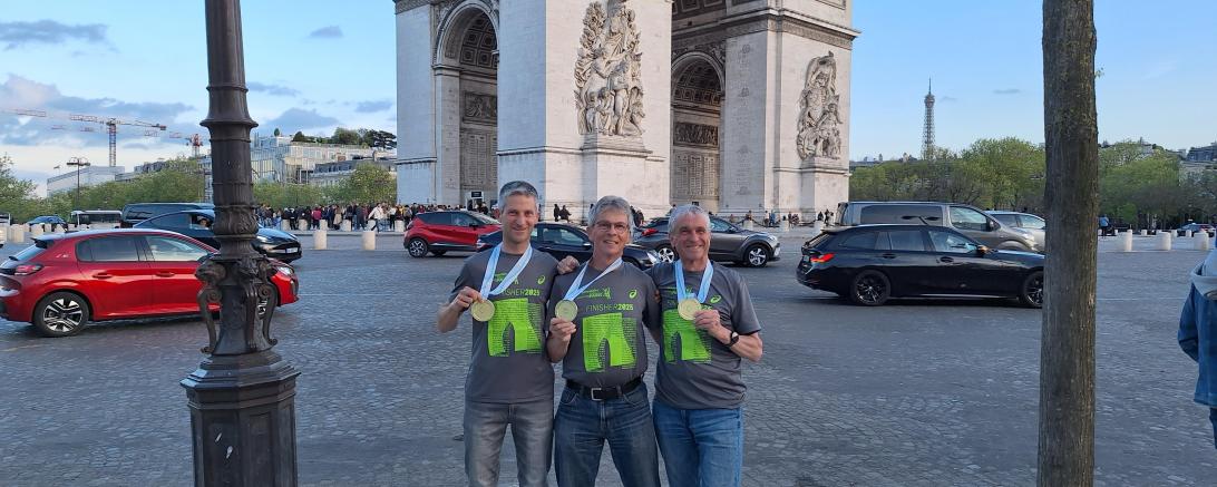 Auf dem Foto mit Medailie und Finisher Shirt vor dem Triumpfbogen, seitlicher der Eifelturm (von links): Martin Rommel, Bernhard Satzenhofer und Hans Niederhuber.