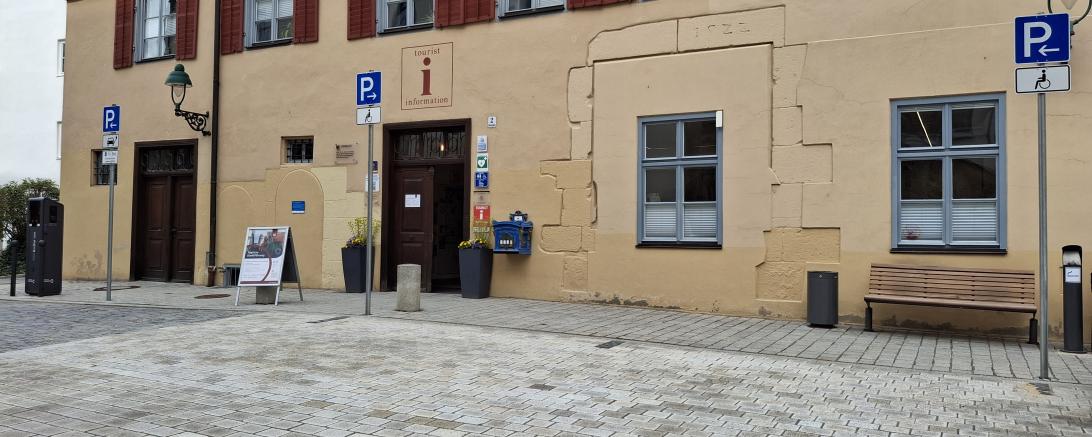 Zukünftig stehen am Marktplatz zwei barrierefreie Parkplätze zur Verfügung.