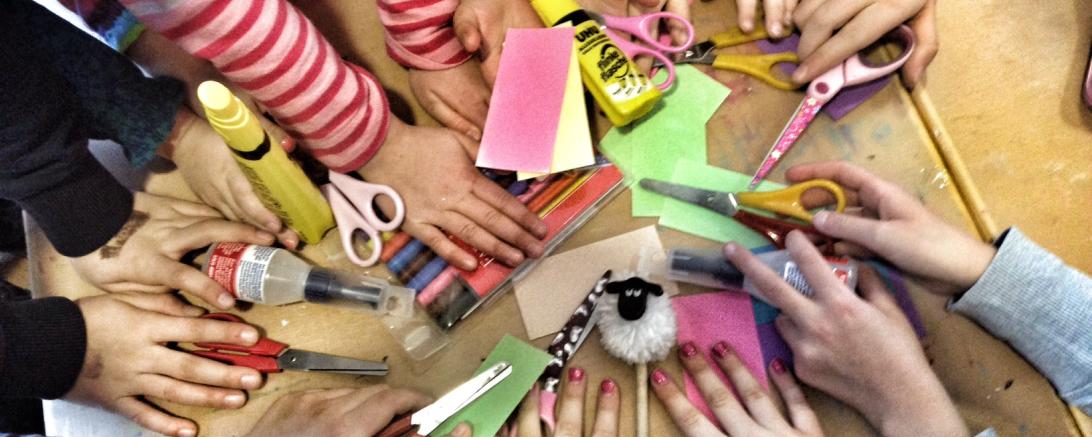 Kinder, die basteln