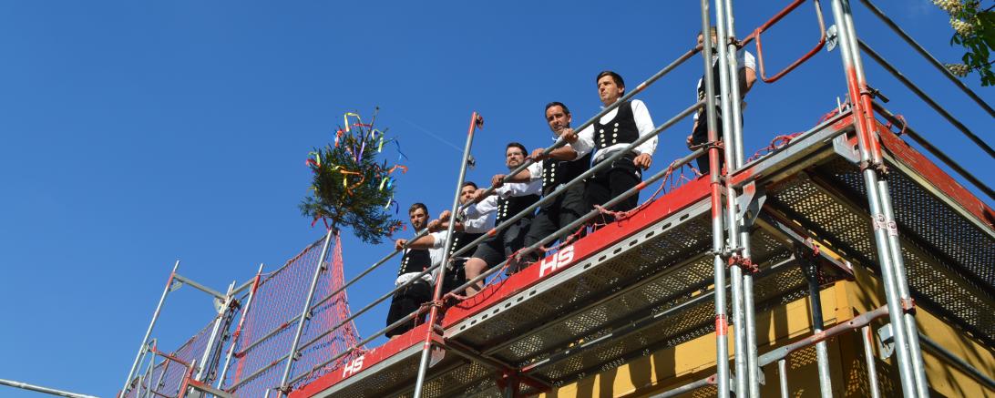 Die Zimmerer feiern traditionell das Richtfest des neuen Gebäudes.