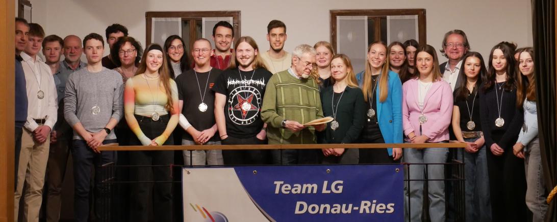 Die geehrten Sportler und  Rolf Behringer, zusammen mit dem Präsidenten Armin Neudert, dem 1. und 2. Vorsitzenden der LG Donau-Ries.