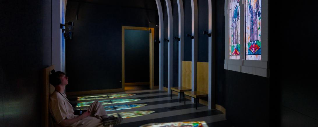 Eine Person sitzt auf dem boden in einer kirche 