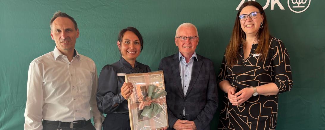 AOK-Direktorin Michaela Kluger (Mitte, links) verabschiedete ihren Stellvertreter Norbert Handschiegel (Mitte, rechts) mit großer Wertschätzung in den Ruhestand. Ganz rechts Kerstin Scherer, die neue stellvertretende Direktorin und links der Personalratsvorsitzende Stefan Bibl.