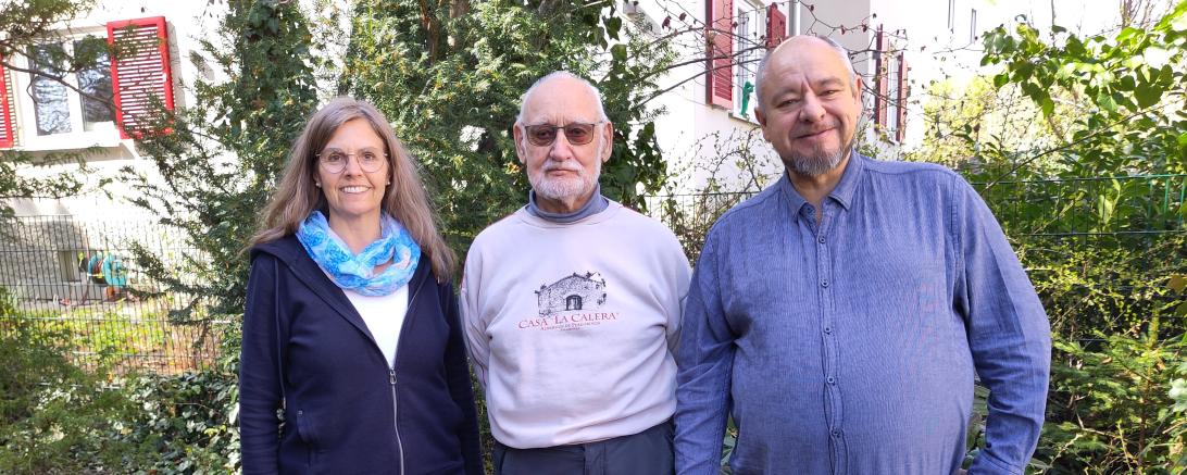 Susanne Vogl (links) von der Caritas und Martin Schröppel (rechts) von der Diakonie haben die Spende von Dr. Dietmar-H. Voges mit einem großen Dankeschön entgegengenommen.