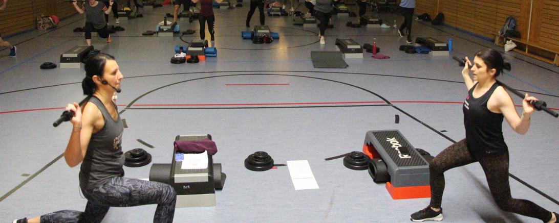 33 Sportkurse pro Woche finden im B+ Zentrum statt. Rechts Hot-Iron-Workout.