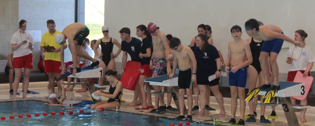 Beim 48. Bezirkswettbewerb in Monheimer Jurabad traten über 250 Kinder und Jugendliche der Wasserwacht gegeneinander an.