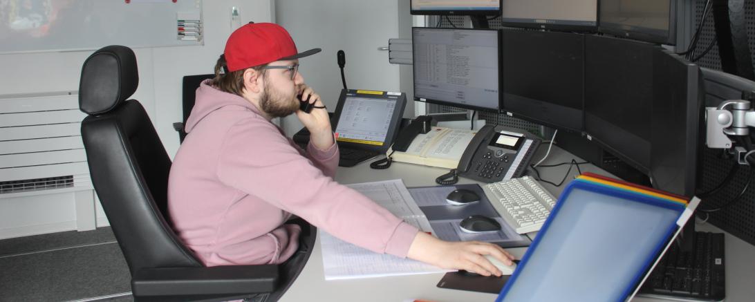 Dennis Kothe und seine Fahrdienstleiterkollegen haben im neuen elektronischen Stellwerk Nördlingen auf insgesamt sieben Monitoren alles im Blick.