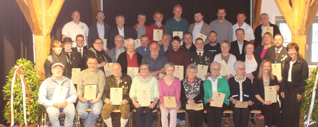 Bereits zum 9. Mal verlieh die Stadt Nördlingen die Ehrennadel an verdiente Mitbürger.