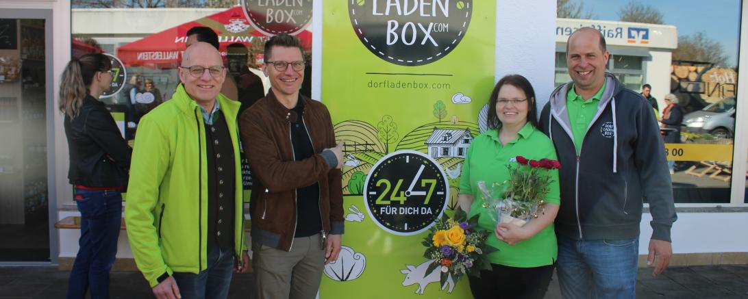 Für Diana und Andreas (r.) Lemmermeyer ist es bereits die vierte Dorfladenbox, die sie eröffnen.