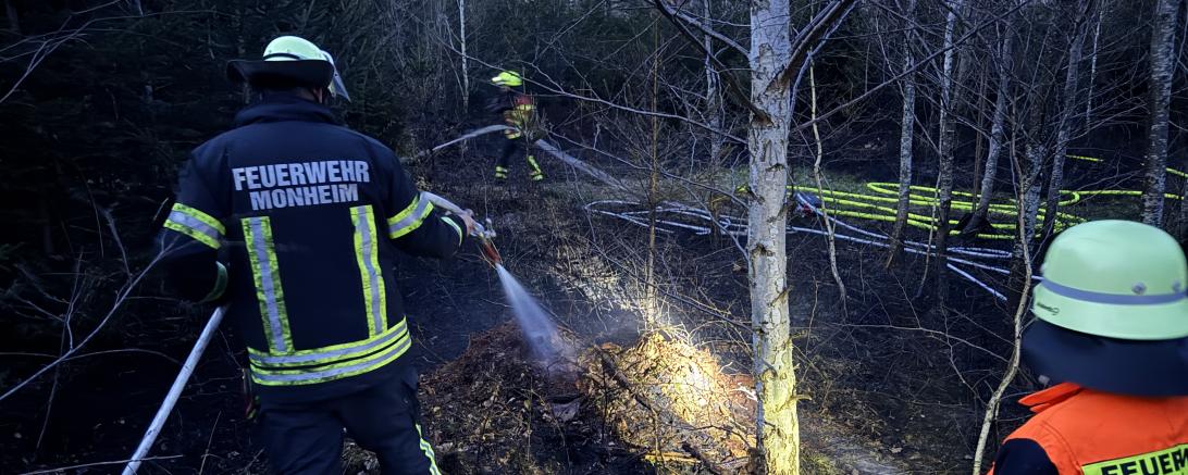 Mehrere Feuerwehren sind noch mit Nachlöscharbeiten beschäftigt.