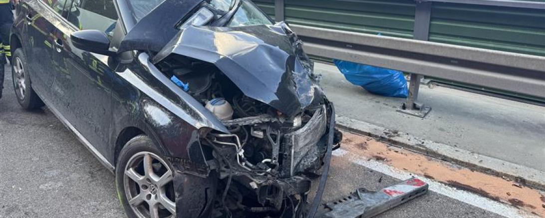 Der Pkw war nach dem Frontalzusammenstoß mit dem Lkw in Gegenrichtung liegengeblieben.