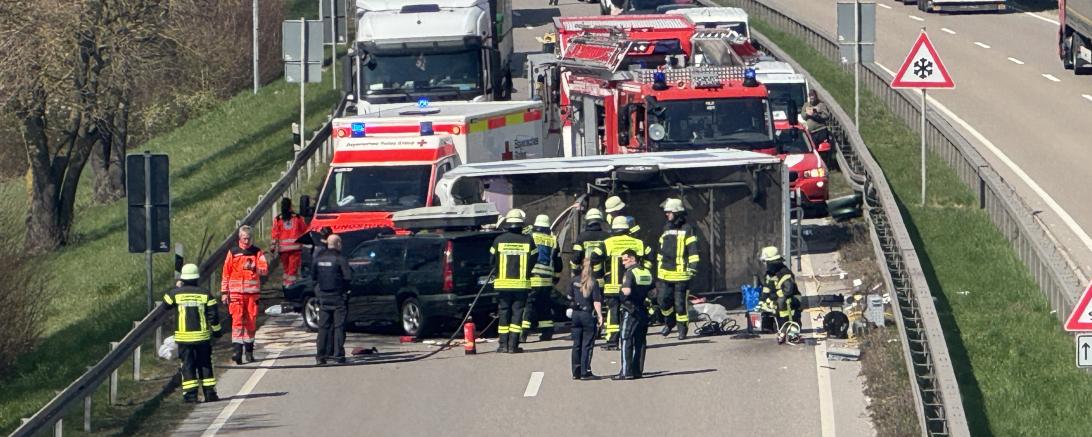 Das Wohnwagengespann erlitt bei dem Unfall einen Totalschaden.