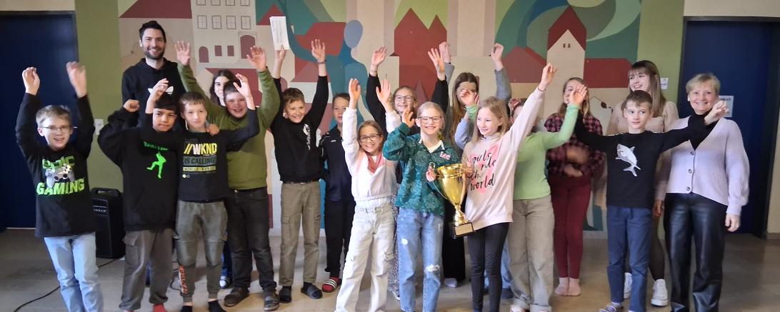 Die Siegerklasse 5b mit SMV-Lehrer Christian Tutsch, Klassenlehrerin Carolin Wohlfahrt und Rektorin Margit Stimpfle.