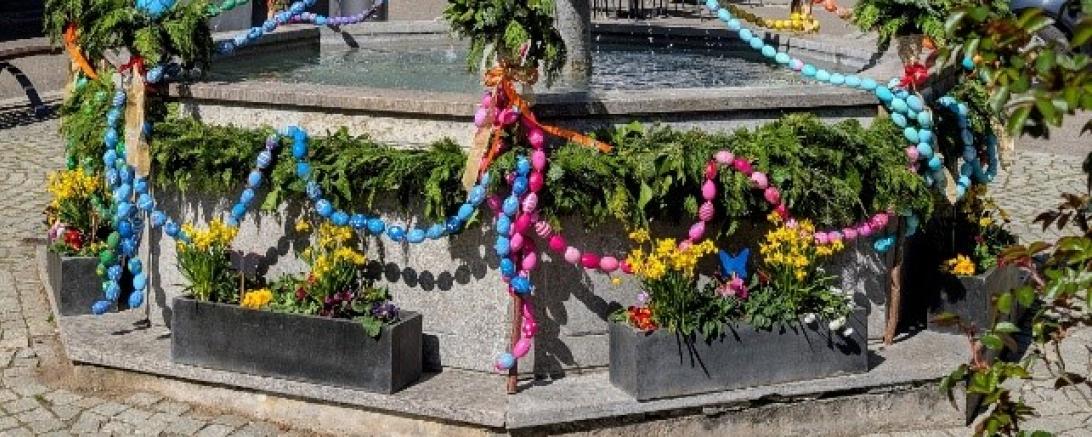 Oettingen schmückt die Osterbrunnen.