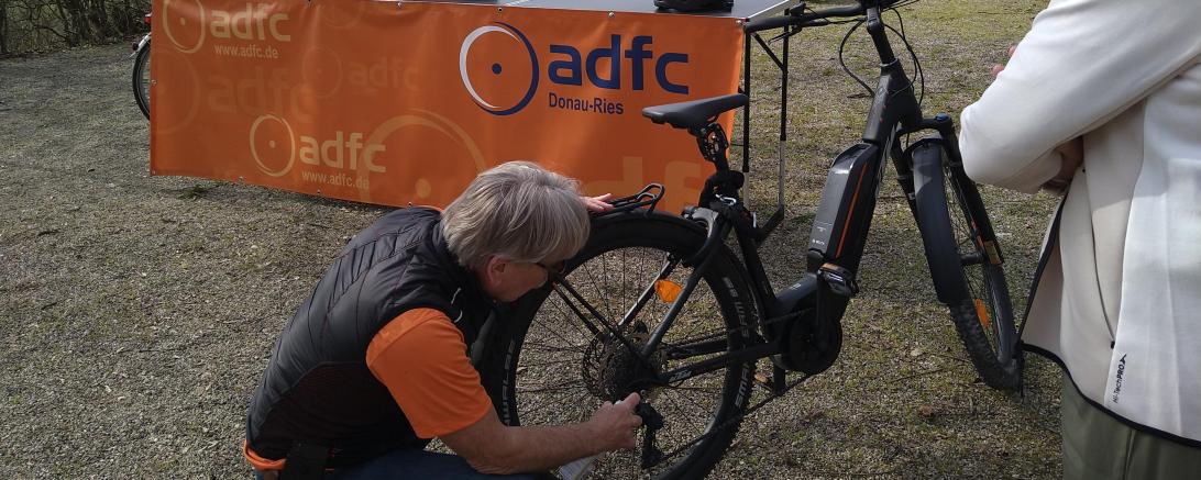 Der ADFC Donau-Ries beim Reparatur-Café in Harburg.