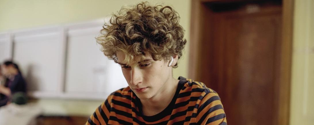 Junger Mann am Computer