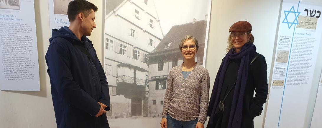 Zu Besuch im Stadtmuseum Nördlingen: Der Kulturreferent des Israelischen Generalkonsulats München Lukas M. Ruser (rechts) und Katja Tsafrier vom Jüdischen Nationalfonds KKL (links) mit Andrea Kugler (Leiterin des Stadtmuseums Nördlingen).