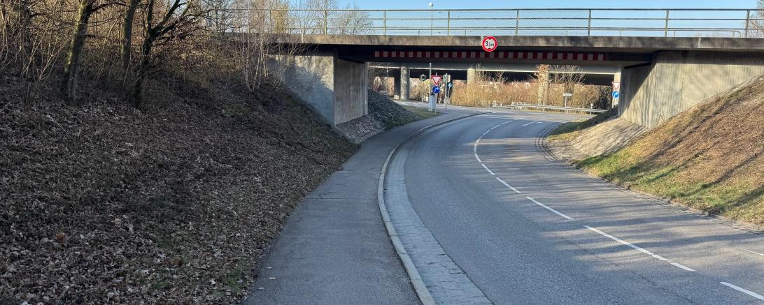 Das Brückenbauwerk über der Pakrstraße in Donauwörth wird saniert. 