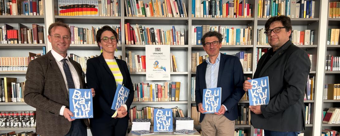 Unser Foto zeigt (von links) MdL Wolfgang Fackler, Dr. Bettina Kandler, Schulleiter Manuel Streubert und Michael Faeustlin bei der Übergabe in der Mittelstufenbücherei. 
