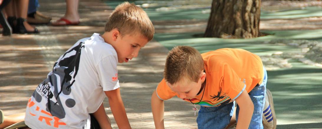 Spielende Kinder Symbolbild