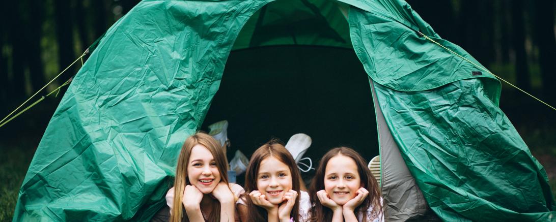 Mädchen in einem Zelt.