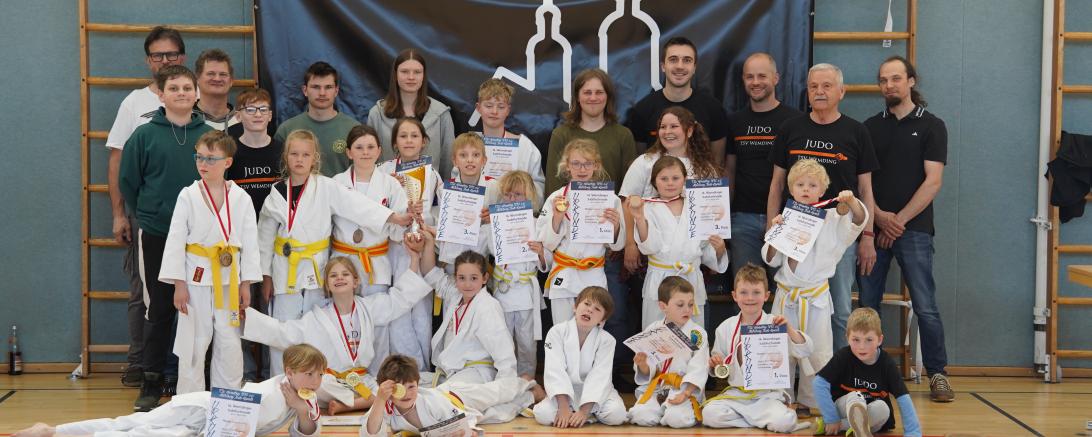 Das siegreiche Wemdinger Judoteam mit Sportreferent Roland Schuster (2.v.r.)