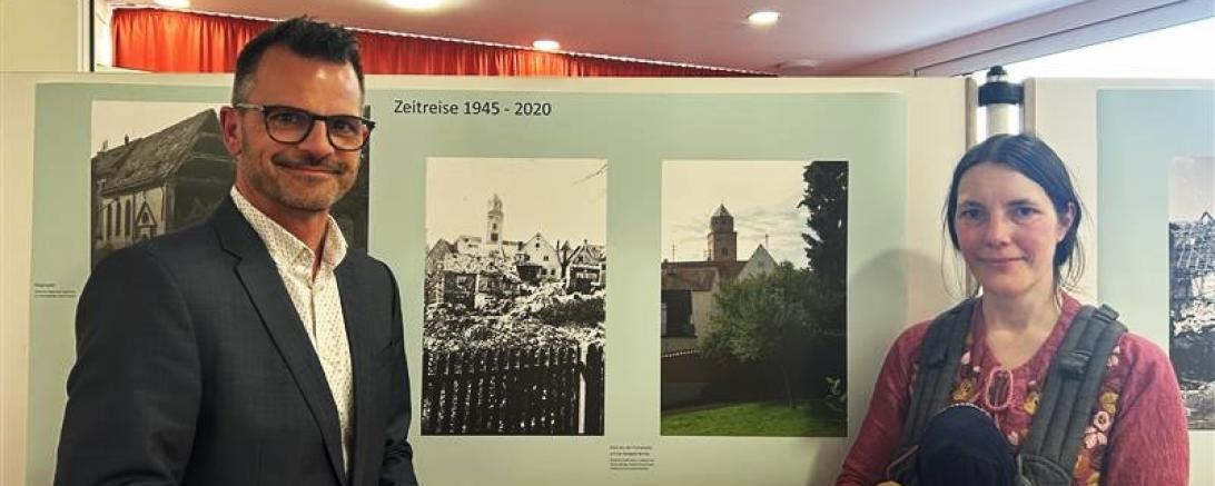 Oberbürgermeister Jürgen Sorré und Stadtarchivarin Cathrin Hermann bei der Ausstellungseröffnung. 