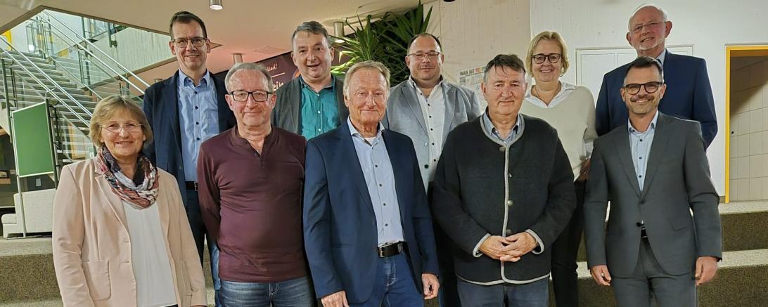 Die Vorstandschaft des Fördervereines der Ludwig-Auer-Mittelschule wurde neu gewählt: v. links vorne Beisitzer Rektorin Heike Ritzka, Kassier Helmut Meyer, 1. Vorsitzender Werner Freißler, Stellvertreter Josef Reichensberger sowie OB Jürgen Sorre, 2. Reihe v. li. Beisitzer Elternbeirat Stefan Görlich, Beisitzer Albert Riedelsheimer, Kassenrevisor Simon Srownal, Beisitzer Bärbel Stahl und Beisitzer Jörg Fischer. Verhindert waren Schriftführerin Christine Hörmann und Kassenrevisor Dr. Ralf Loitzsch.