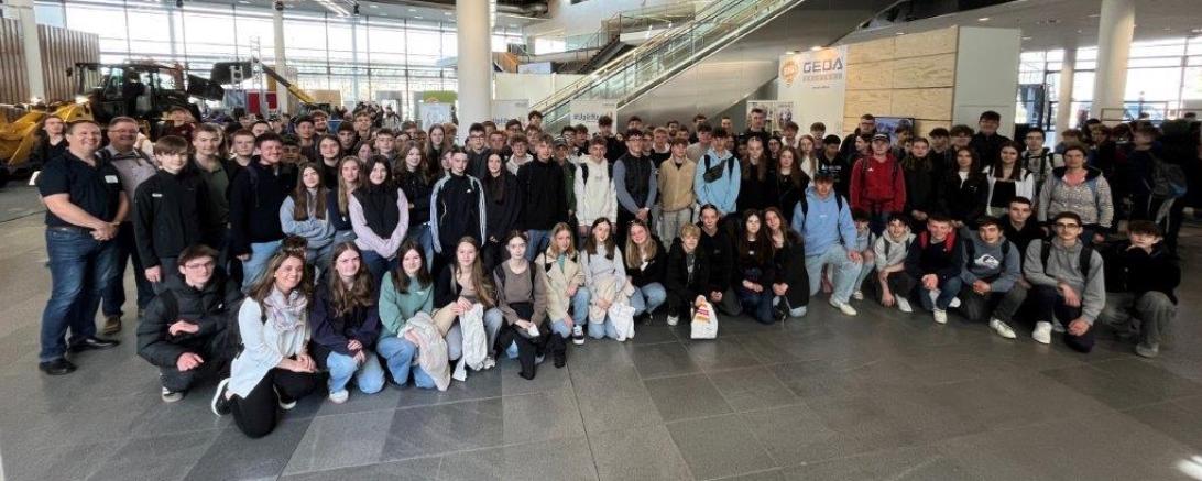 Schülerinnen und Schüler der Realschule Heilig Kreuz waren zu Besuch auf der bauma.