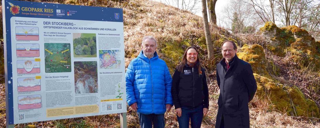 Franz Oppel (Freundeskreis Heidebrünnl), Heike Burkhardt (Geschäftsführerin Geopark Ries e.V.) und Manfred Blaschek (stv. Bürgermeister Kaisheim).