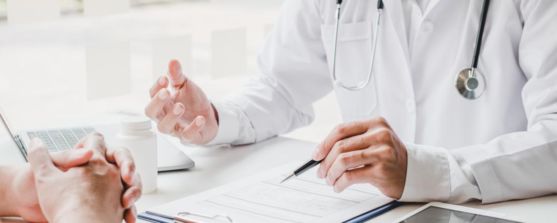 Das Bild zeigt eine Arztpraxis