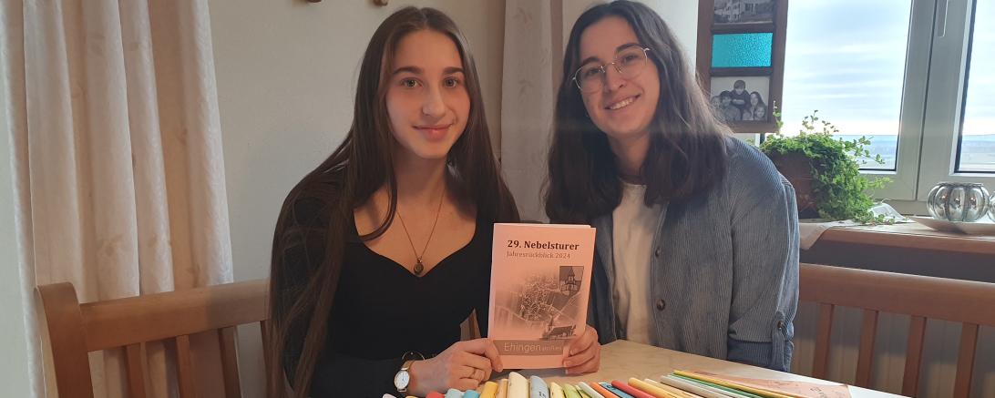 Luisa Bühler (l.) und Hannah Leberle präsentieren stolz die bisherigen Ausgaben des Nebelsturers.