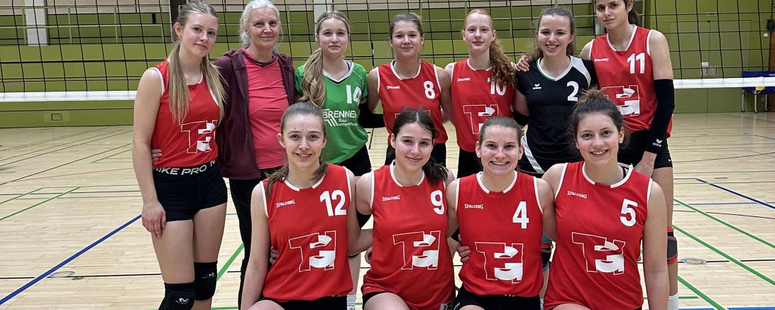 Die Volleyball-Mädchenmannschaft des THG Nördlingen um Betreuerin Manuela Kotala (2.v.l. hintere Reihe) haben am Bezirksfinale des Schulsportwettbewerbs "Jugend trainiert für Olympia" teilgenommen.