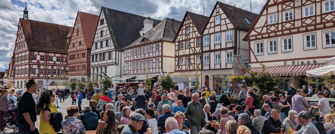 Bestes Wetter und buntes Programm beim Osterbrunnenfest in Oettingen. 